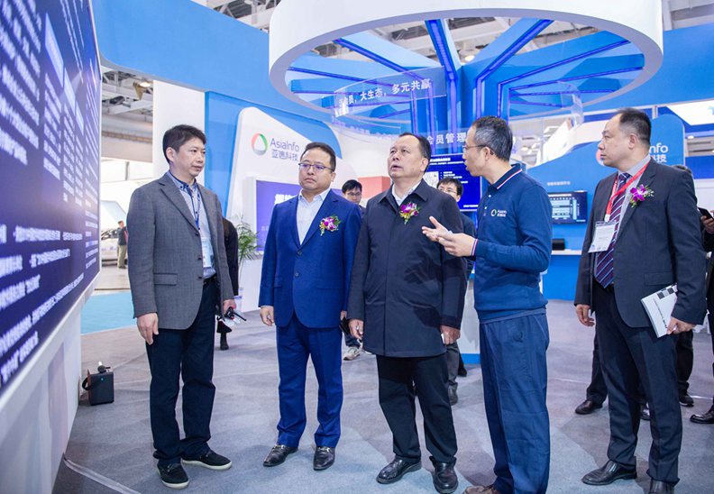 湖南省人大常委会副主任周农,工信部、交通部及湖南省、长沙市与会领导,以及当地交通行业代表和媒体等都莅临304am永利集团展区参观交流。 湖南省人大常委会副主任周农,工信部、交通部及湖南省、长沙市与会领导,以及当地交通行业代表和媒体等都莅临304am永利集团展区参观交流。